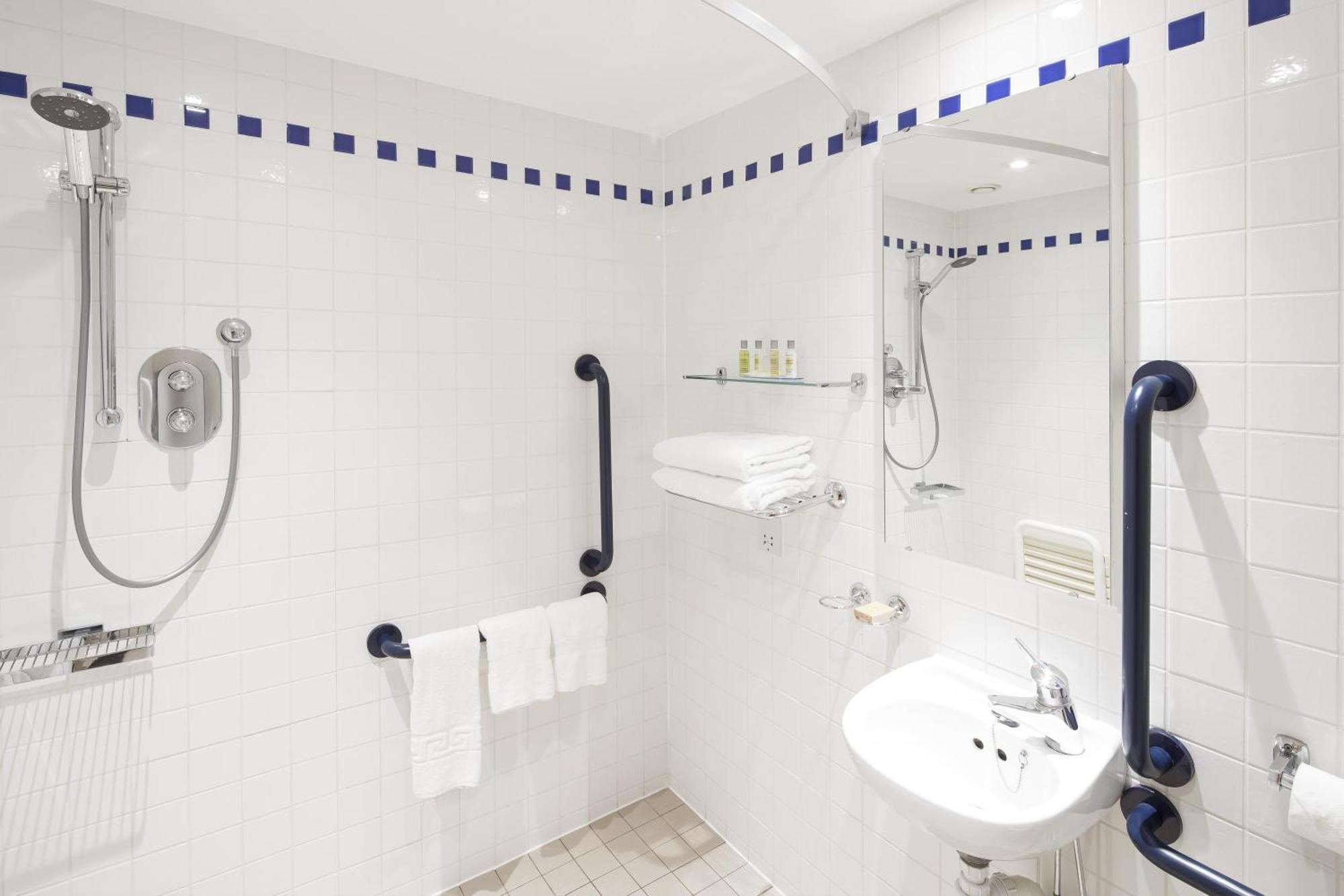 Queen Room Accessible
