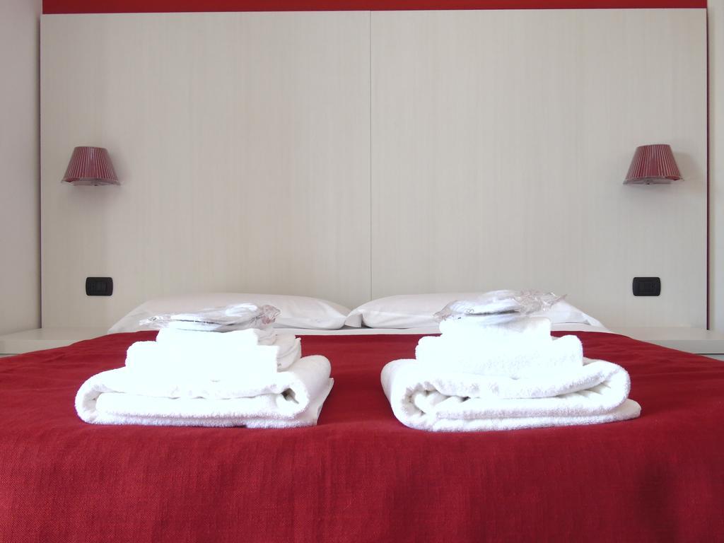 Camera Matrimoniale con Bagno Privato e Balcone