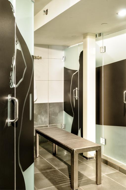Lit Simple dans Dortoir Mixte