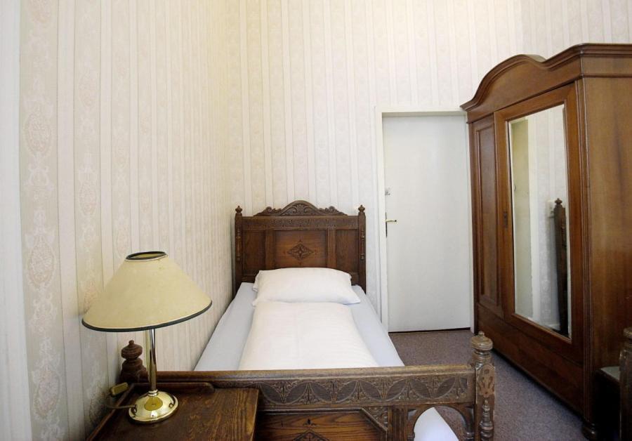 Small Single Room with Shared Bathroom in the hallway