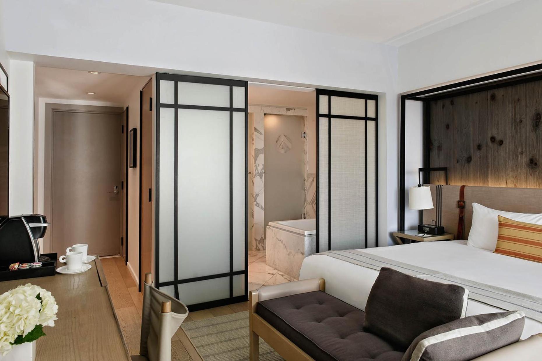 Quarto com Cama King-size e Piscina