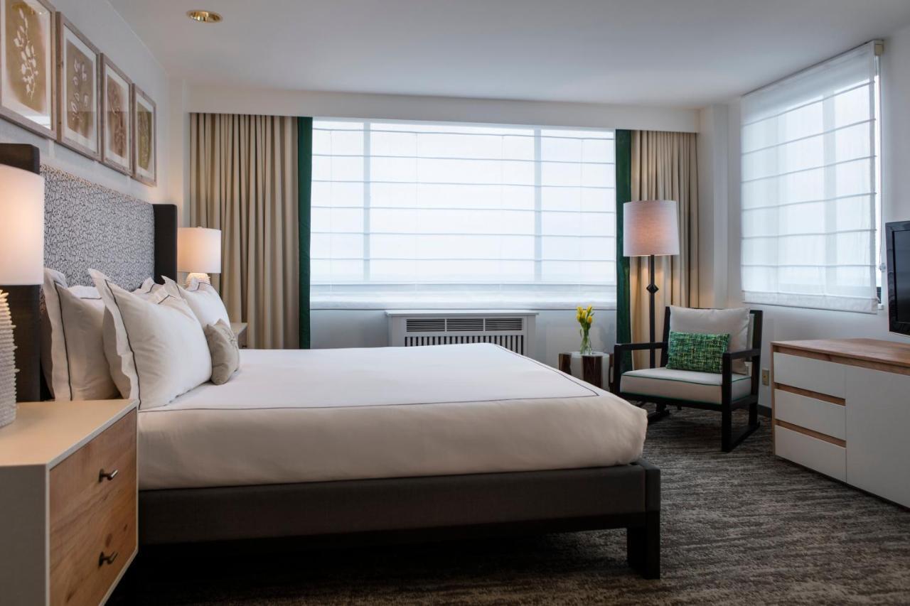 Habitación con cama extragrande y vistas a la ciudad