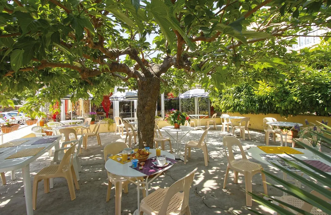 Hotel La Croix De Malte-1