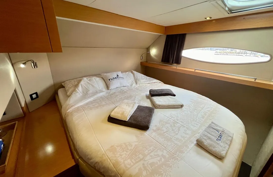 Floatinn Boat-Bnb-1