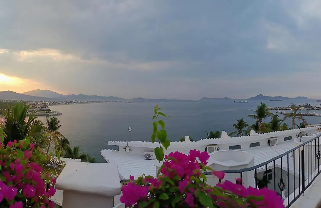Hermoso condominio en la Bahía Manzanillo-1