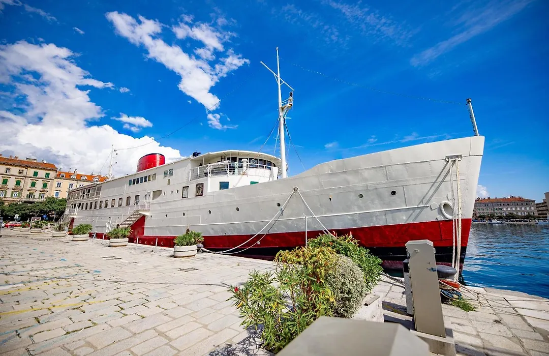 Botel Marina-1