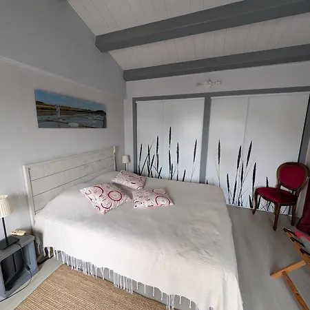Les Yeux Bleus Bed & Breakfast-2