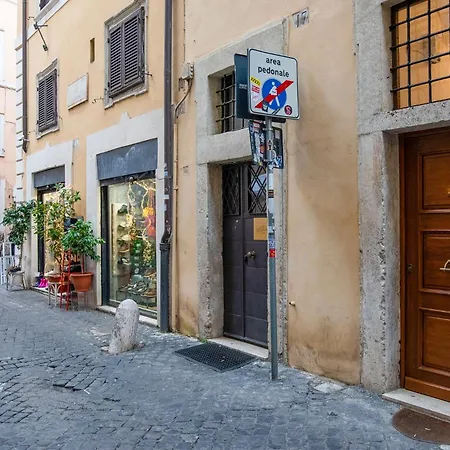 Pantheon Suites Rome 2-3