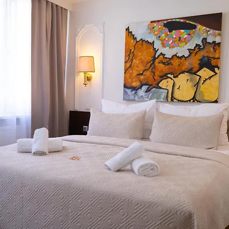 Hotel Attache-2