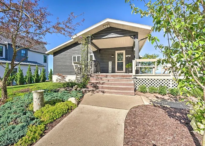 Modern Lake Michigan Home With 3 Lakefront Decks!