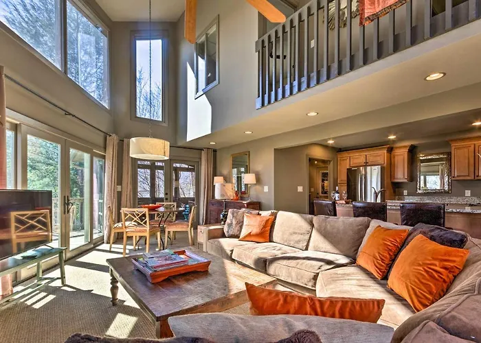 Deck & Mtn Views: Resort Home In Rumbling Bald!