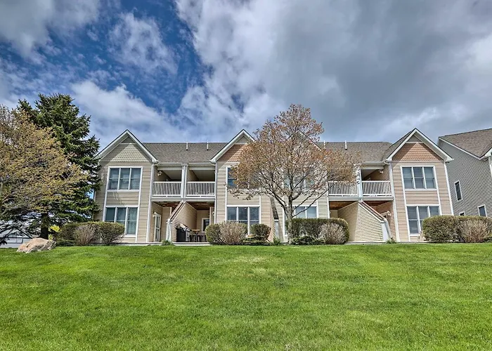 Bright Manistee Condo W/ Beach + Pool Access!