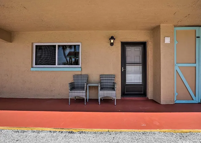 Walk To Crescent Beach: Condo W/ Pool Access