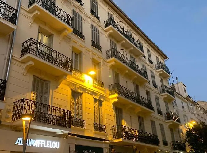 Superbe 3 pièces refait à neuf classé 4 étoiles avec ascenseur et balcon à pied de la plage et du palais des festivals