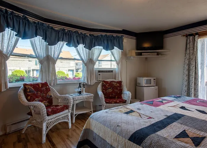 A Cape Cod Ocean Manor Inn