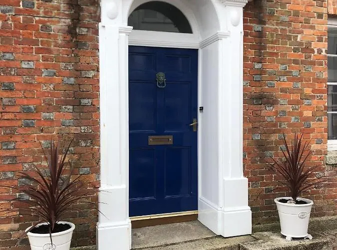 Central Falmouth With Parking & Courtyard