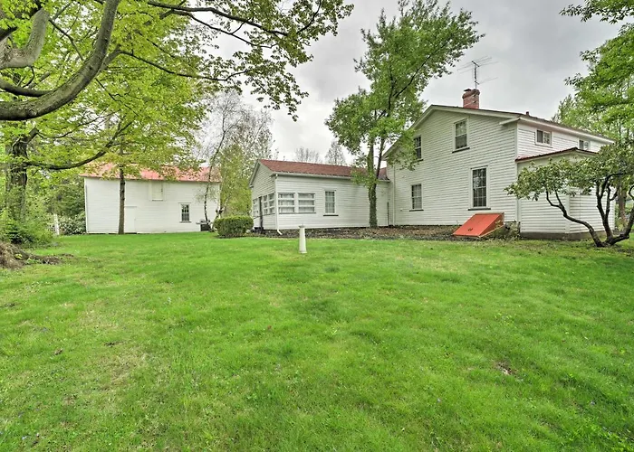 Romantic Apt Near Wineries, Golf & Lake Erie!