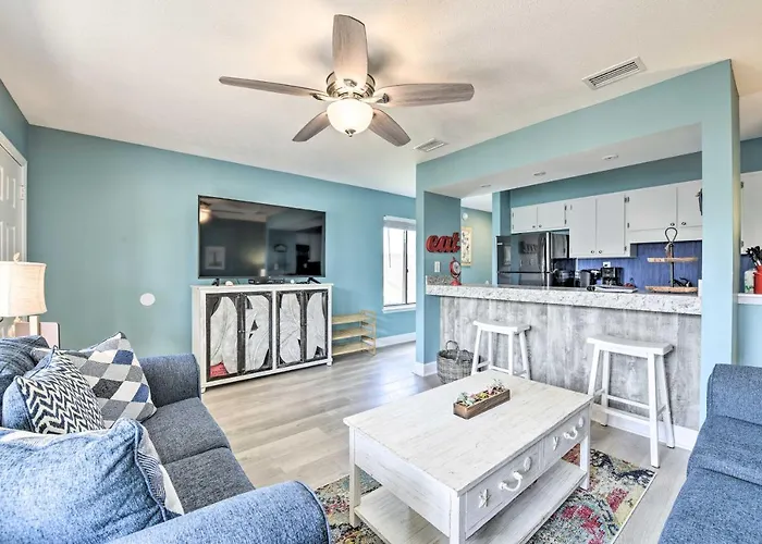 Panama City Condo W/ Balcony & Pool, Walk To Beach