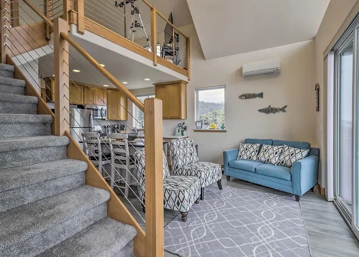 Yachats Gem W/ Private Beach Access, Views