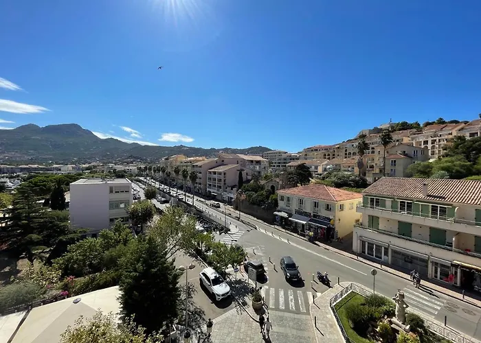 Calvi T2 climatisé, wifi, centre-ville, à proximité plage, commerces, taxi&gare, vue plage&montagne