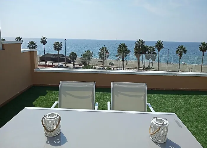 Coqueto estudio-ático EN PRIMERA LÍNEA DE PLAYA CON PRECIOSAS VISTAS AL MAR