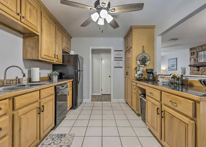 Charming Gulfport Escape: Half-Mile To Beach!