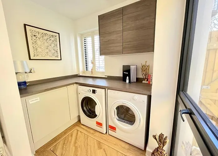 Salt Yard 1 - Stylish Whitstable Cottage - Free Parking - Beach - Harbour