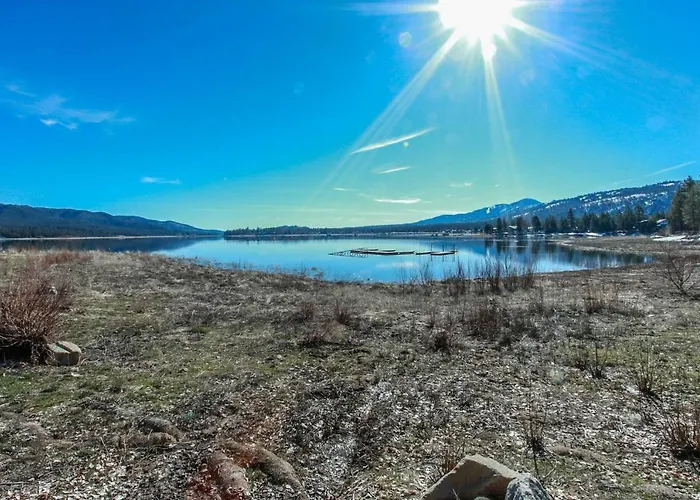 Modern 2Br Lakefront Cabin: Mins To Village W/ Dock Access & Wifi