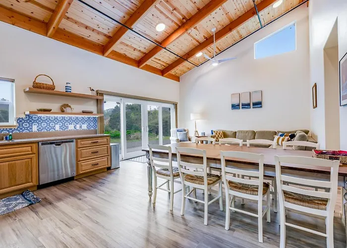 New Home- Minutes From Beach Foosball & Yard