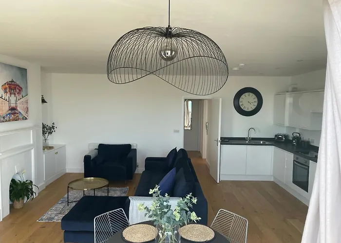 Seaview Flat With Balcony, Spacious 2 Bedroom