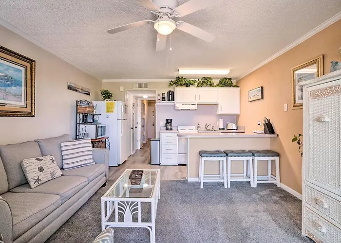 Beachfront Isle Of Palms Condo W/ Balcony & Pool!