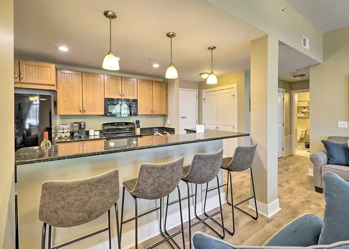 Grand Haven Condo - Walk To Nearby Hot Spots!
