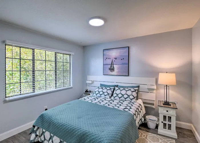 Breezy Monterey Apt: Walk To Downtown & Beach