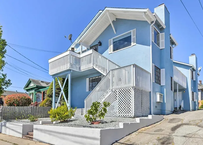 Breezy Monterey Apt: Walk To Downtown & Beach