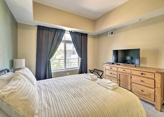 Grand Haven Condo - Walk To Nearby Hot Spots!