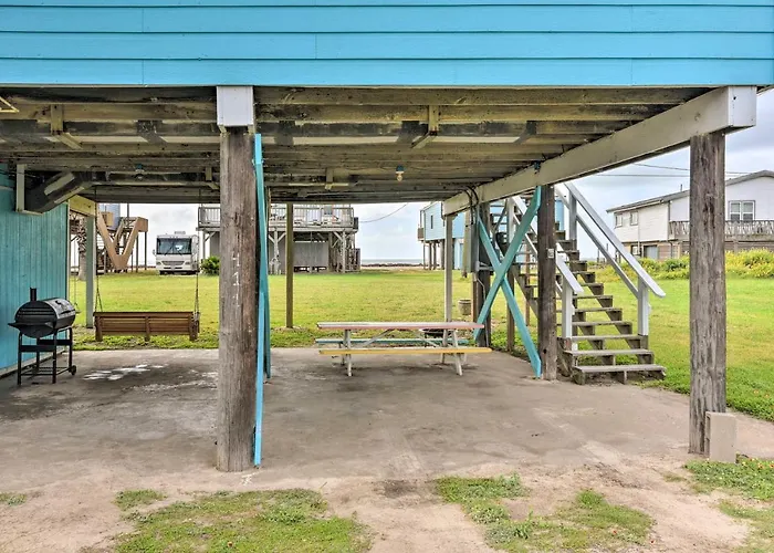 Walk To Ocean: Coastal Surfside Beach Bungalow!