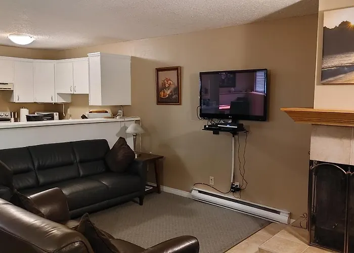 Rent Now 2450 By Month! Akiskinook Resort! 1 Bedroom Main Floor Townhome! Private Entrance! Sleeps 4! Sandy Beach Lakefront Resort! Tennis, Pickle, Basket Ball Courts, Indoor Pool, Hot Tub, Squash Court! Short Drive To Radium Or Fairmont Hot Springs!