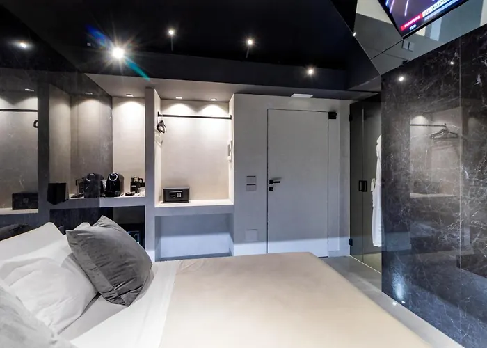 4 Suites " Unconventional Living Rooms "