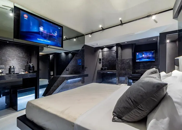 4 Suites " Unconventional Living Rooms "