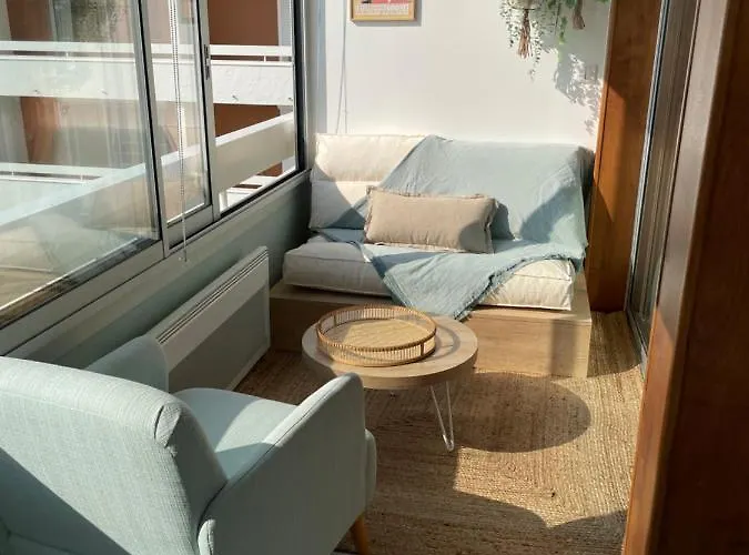 Appartement de standing, vue sur port de plaisance