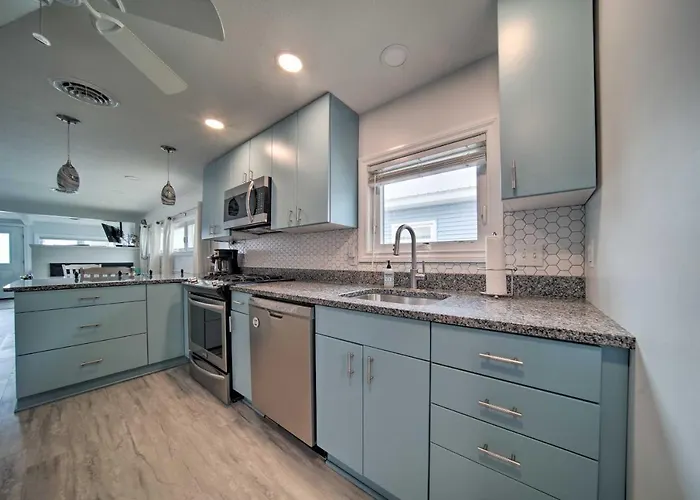 1 Mi To Presque Isle: Waterfront Lake Erie Cottage