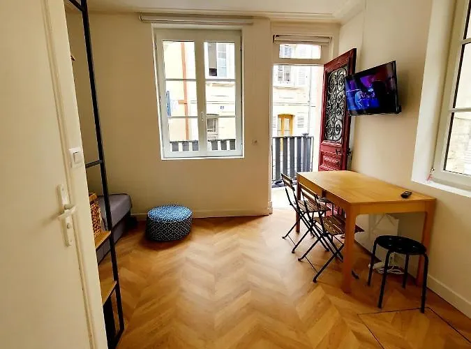 Studio Jeannette avec Balcon et juste à 130 metres Plage ! Plein Centre ! Wifi - Draps Serviettes inclus !