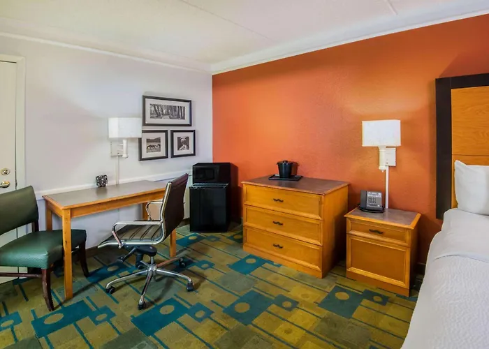 La Quinta Inn By Wyndham Colorado Springs Garden Of The Gods