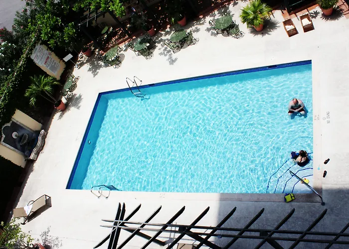 Courtleigh Hotel & Suites