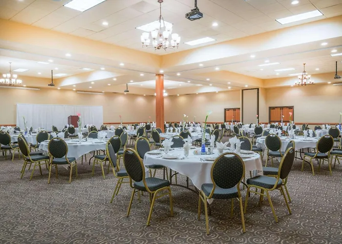 Ramada By Wyndham Des Moines Tropics Resort & Conference Ctr