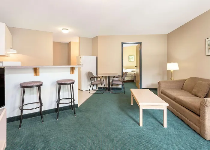 Super 8 By Wyndham Golden