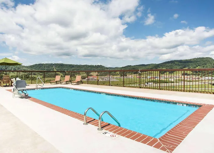 Days Inn & Suites By Wyndham Sutton Flatwoods