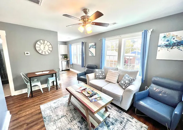 Stylish Cozy Tree House Pet Friendly!!!