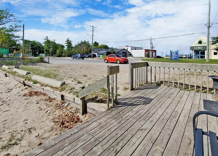 Main Beach River Retreat - Wasaga Beach 1 - Main Strip - 93 Mosley St