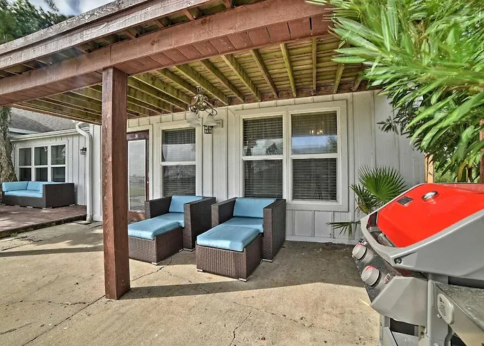 Rockport Bayfront Studio W/ Patio: 'Casa Familia'